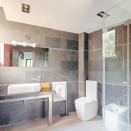 Moderna Con Terrazas Jardin Privado Loyola